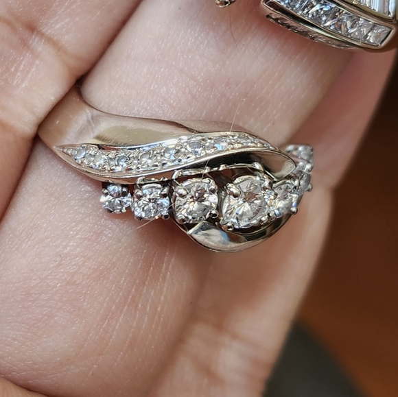 Beautiful Diamond ring In 14k Gold. - Picture 7 of 8